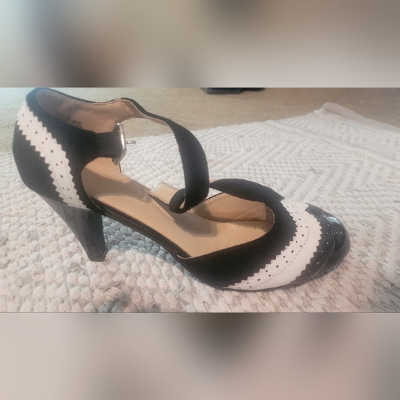 Shoes - Picture 6 of 7